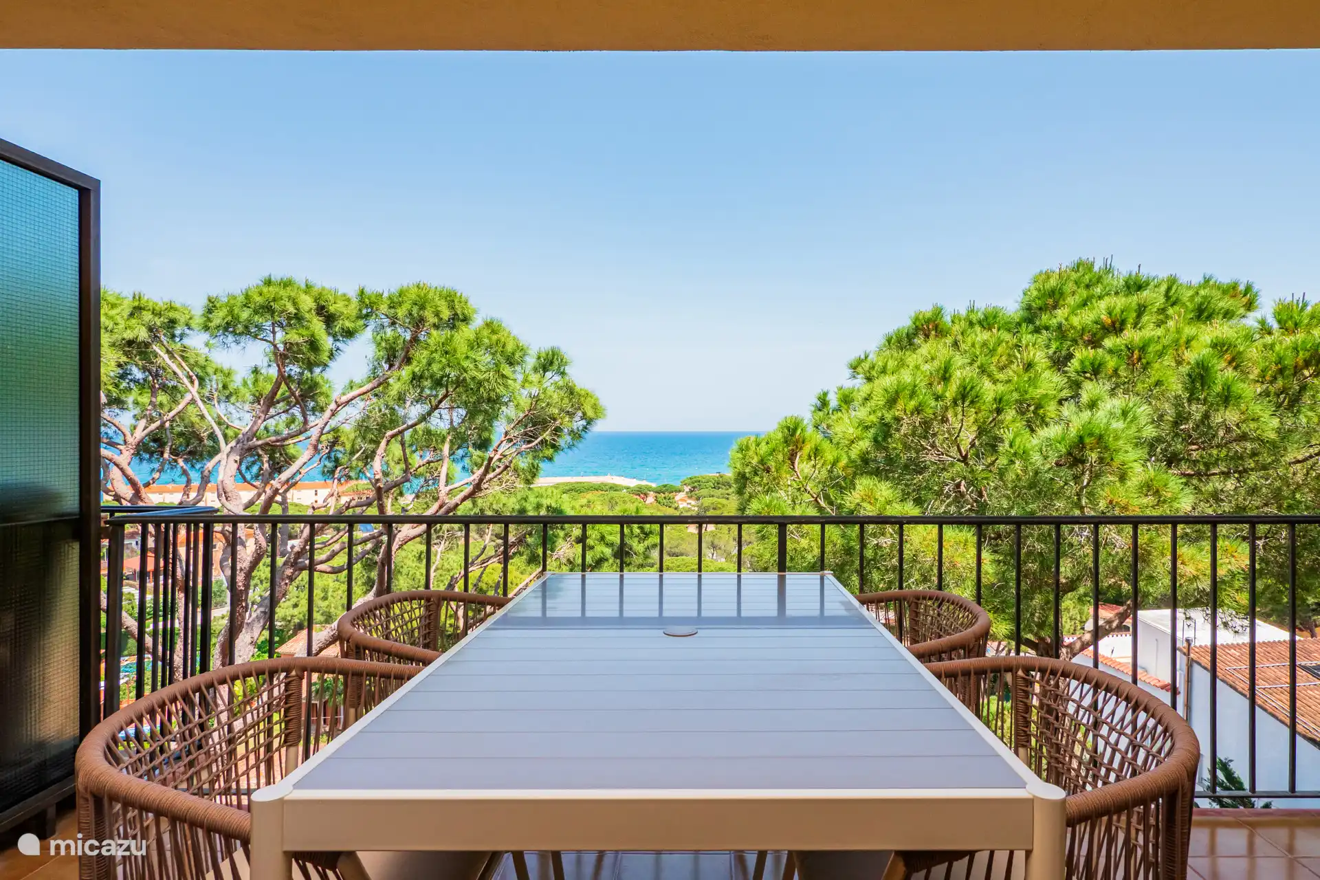 Mooi terras met uitzicht op zee