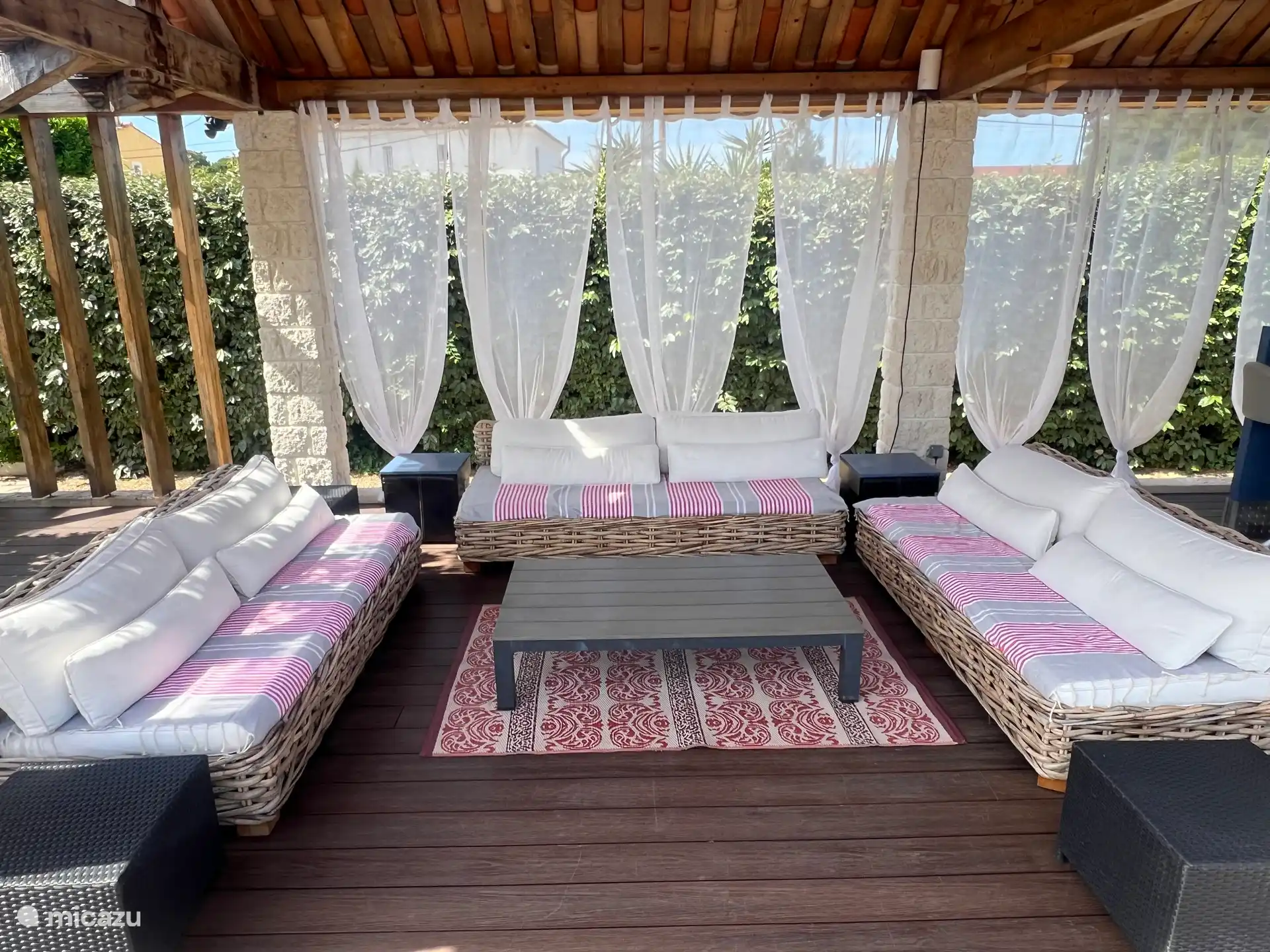 Poolhouse met lounge