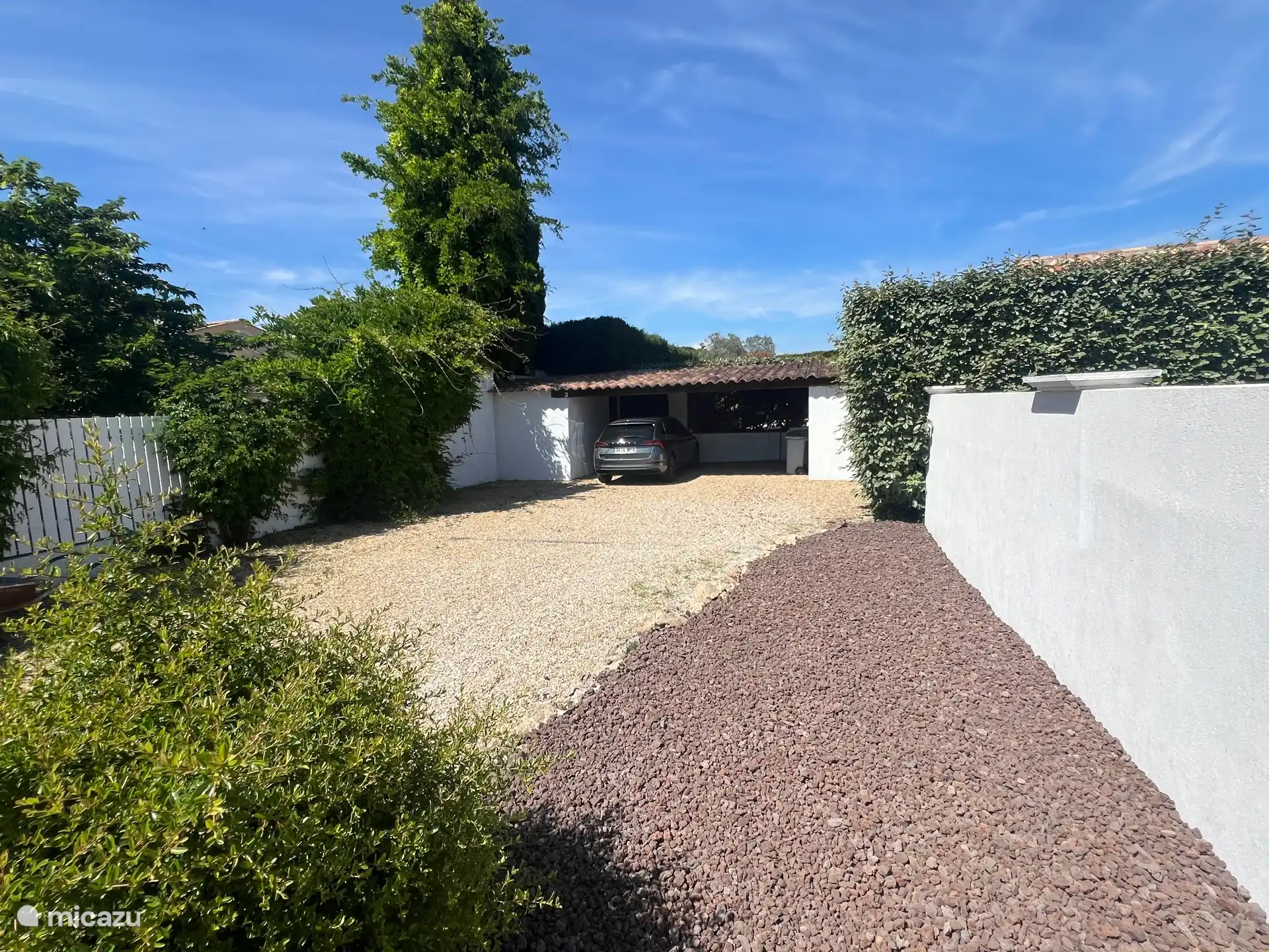 Oprit met carport voor 2 wagens