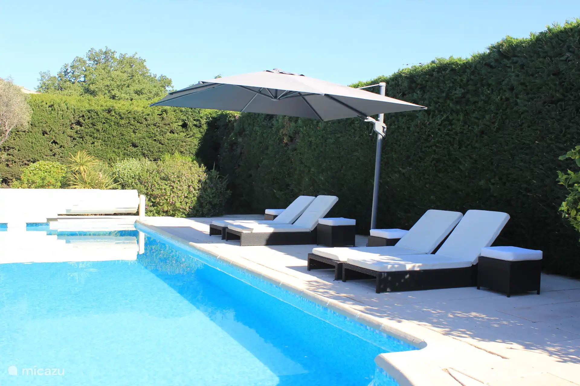 Zwembad met elektrisch rolluik