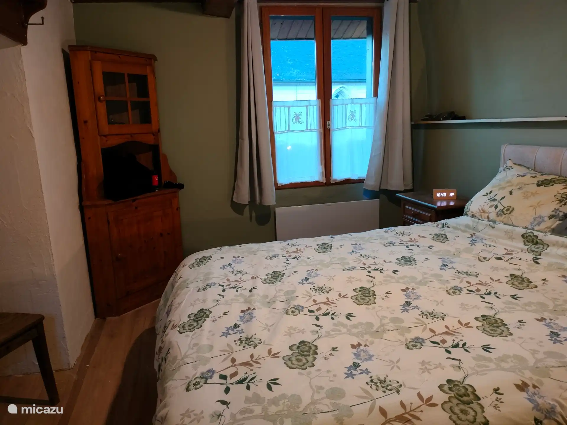 Slaapkamer met tweepersoonsbed 1.60 m breed 