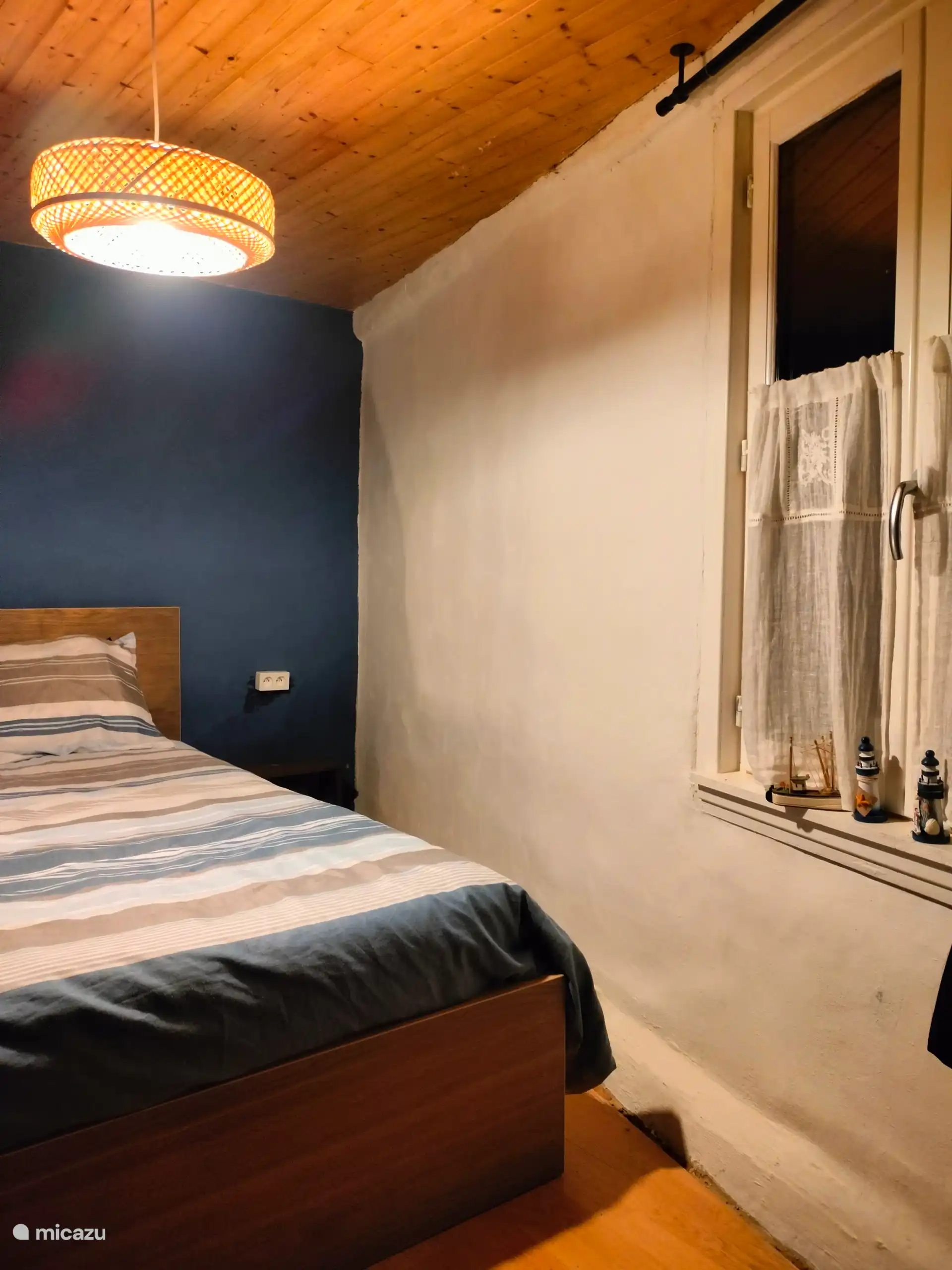 Slaapkamer met bed van 1.40 m breed 