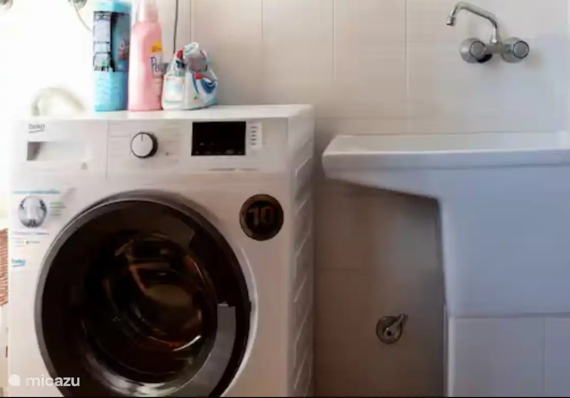 Onze wasruimte, met wasmachine en droger. 