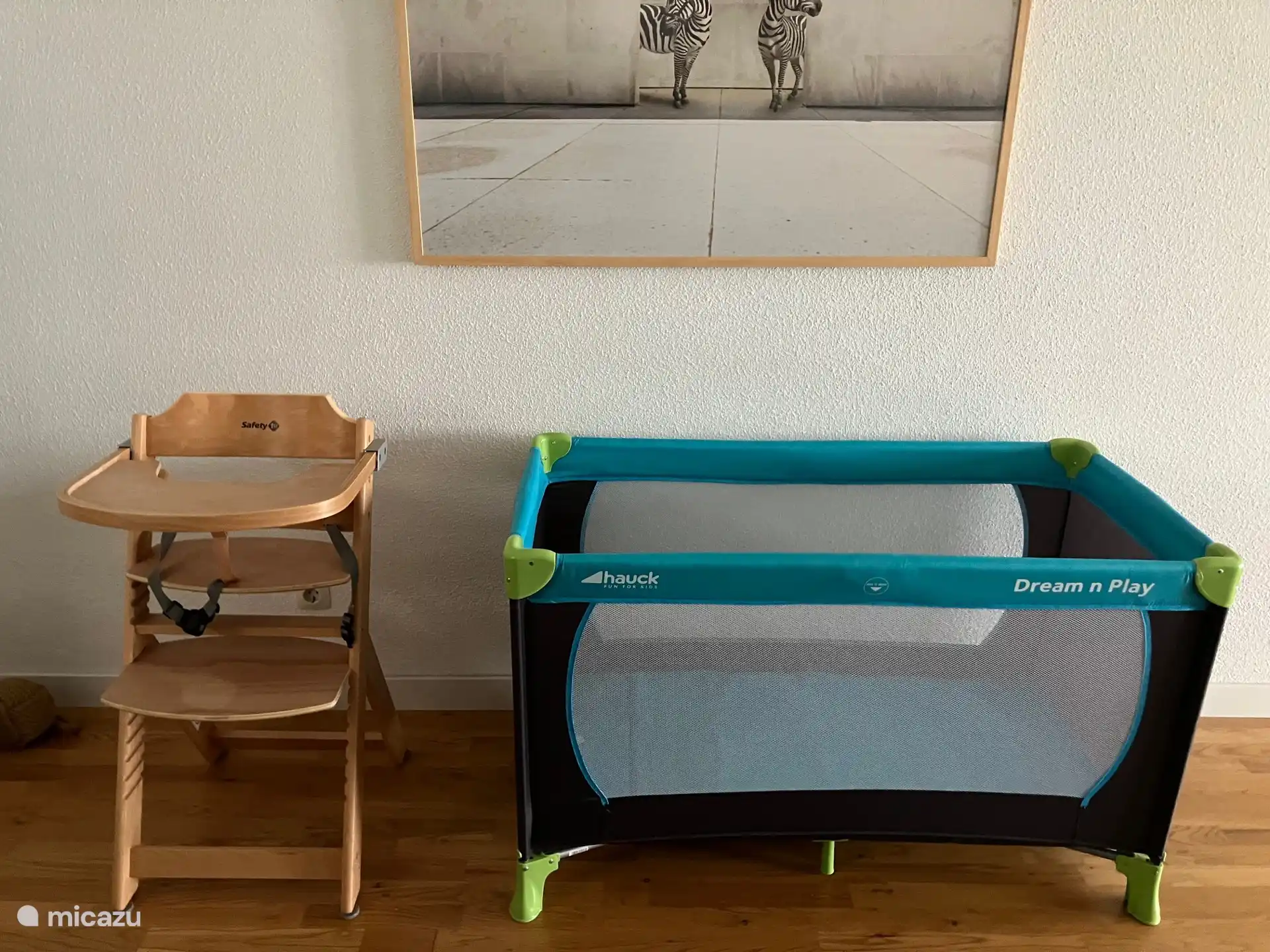 We bieden twee babybedden en één babystoel. 