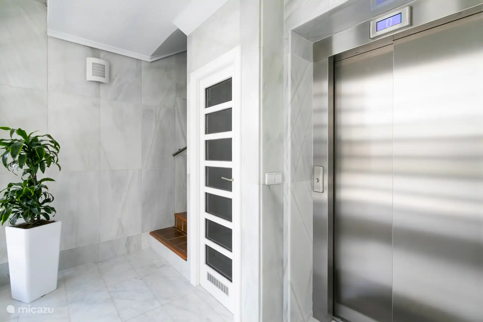 Entreehal, met een nieuw geïnstalleerde lift.