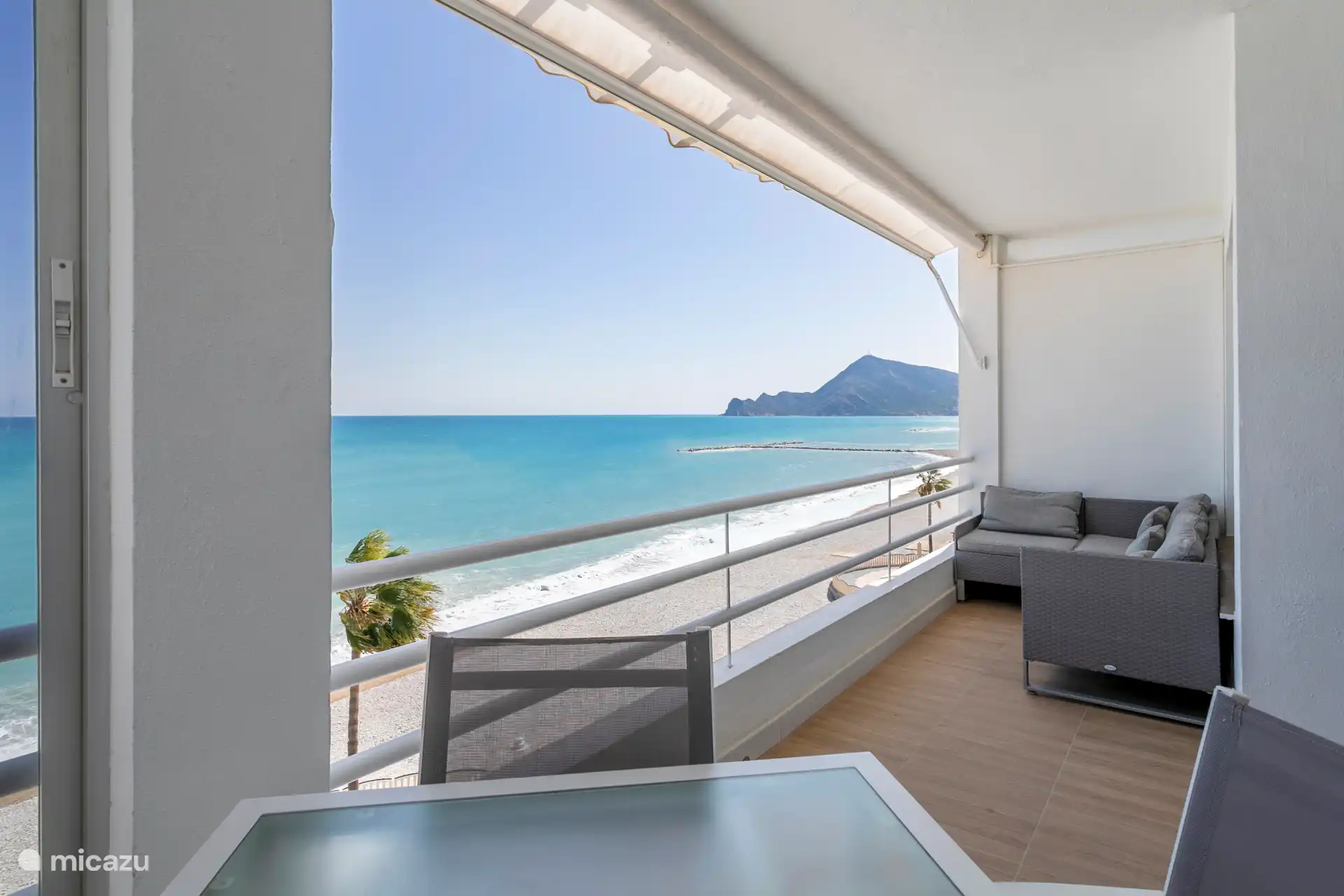 Als je kleine kinderen hebt, kan dat hek binnen enkele seconden op verzoek worden geplaatst, laat het ons weten.