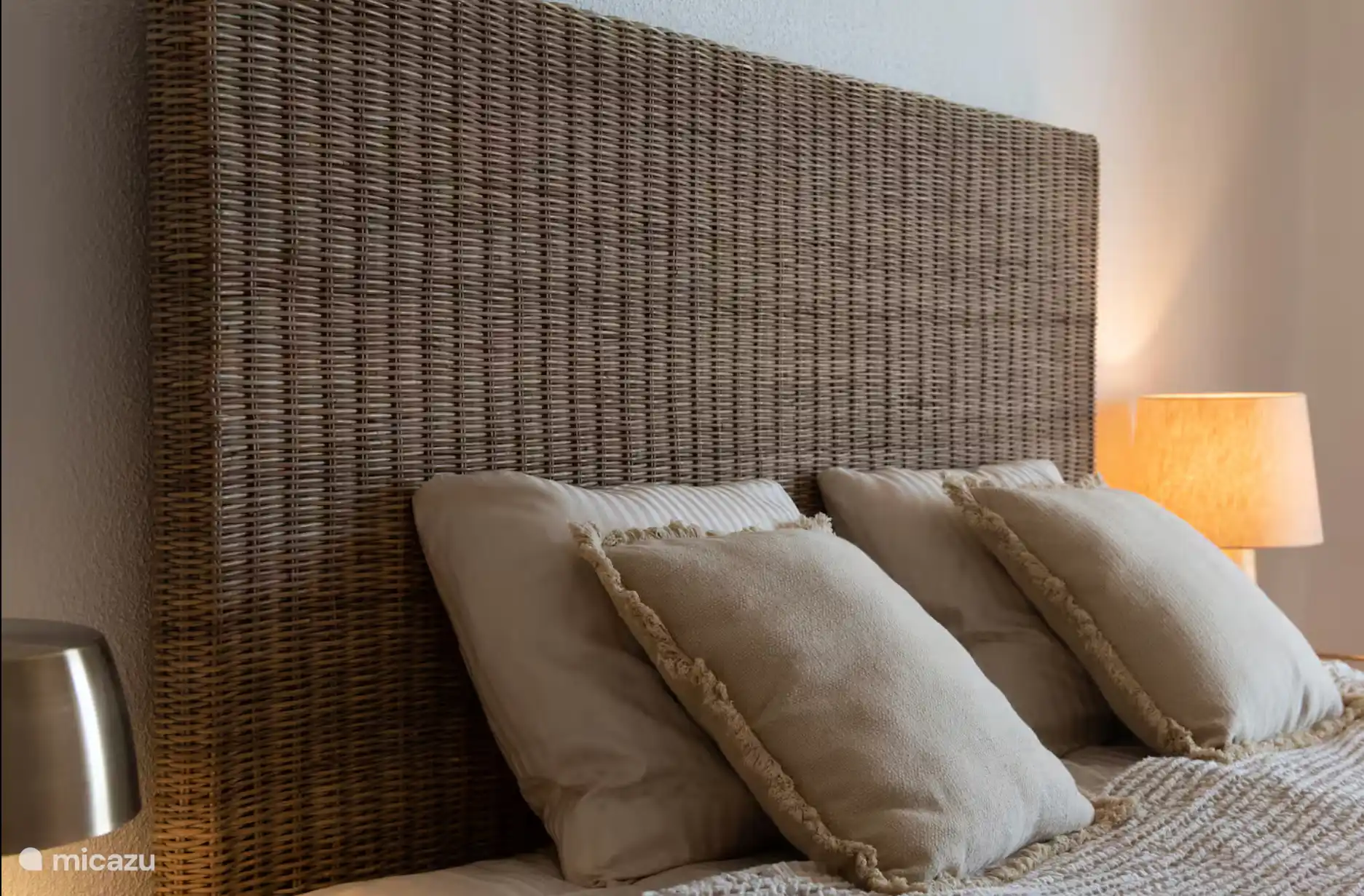 Hoofdslaapkamer met eigen badkamer .. in slaap vallen en wakker worden met het geluid van de golven