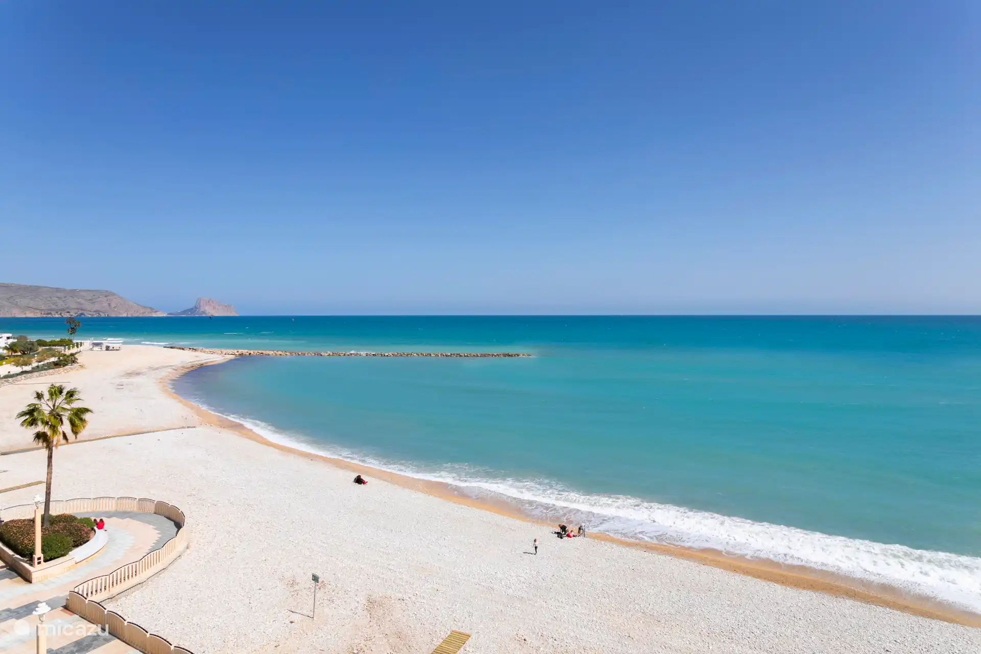 Linkerzijde van de Alteabaai .. 