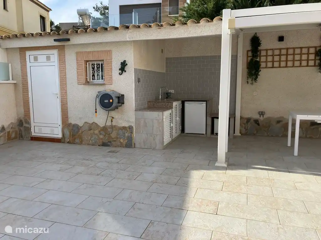 Poolhouse (met wasmachine) en buitenkeuken