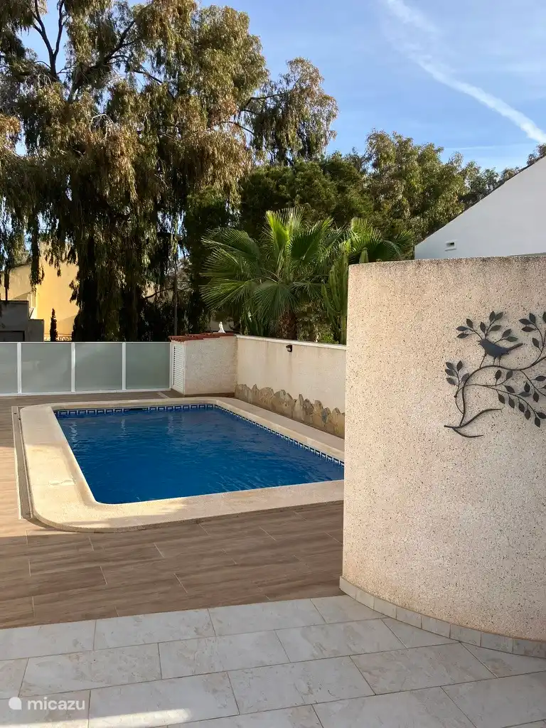 Zwembad met buitendouche