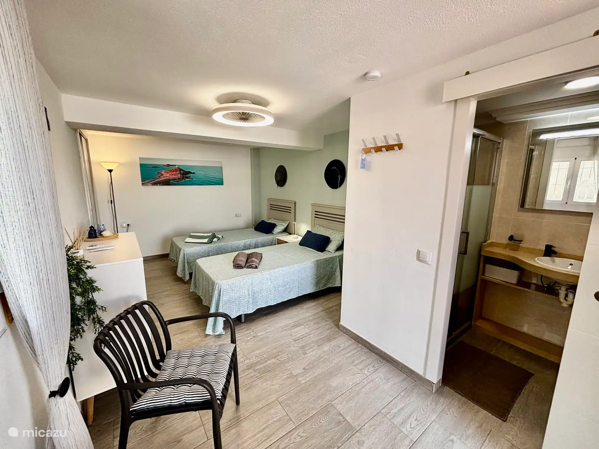 Slaapkamer 3 met ensuite badkamer (benedenverdieping)
