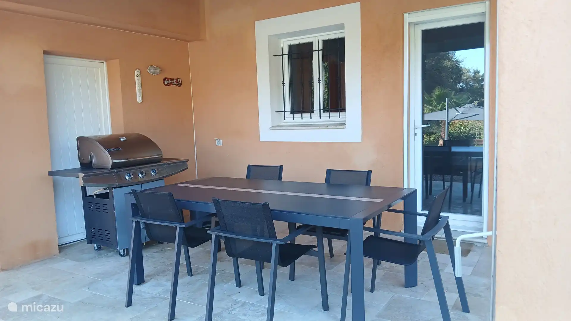 Terraza con barbacoa de gas