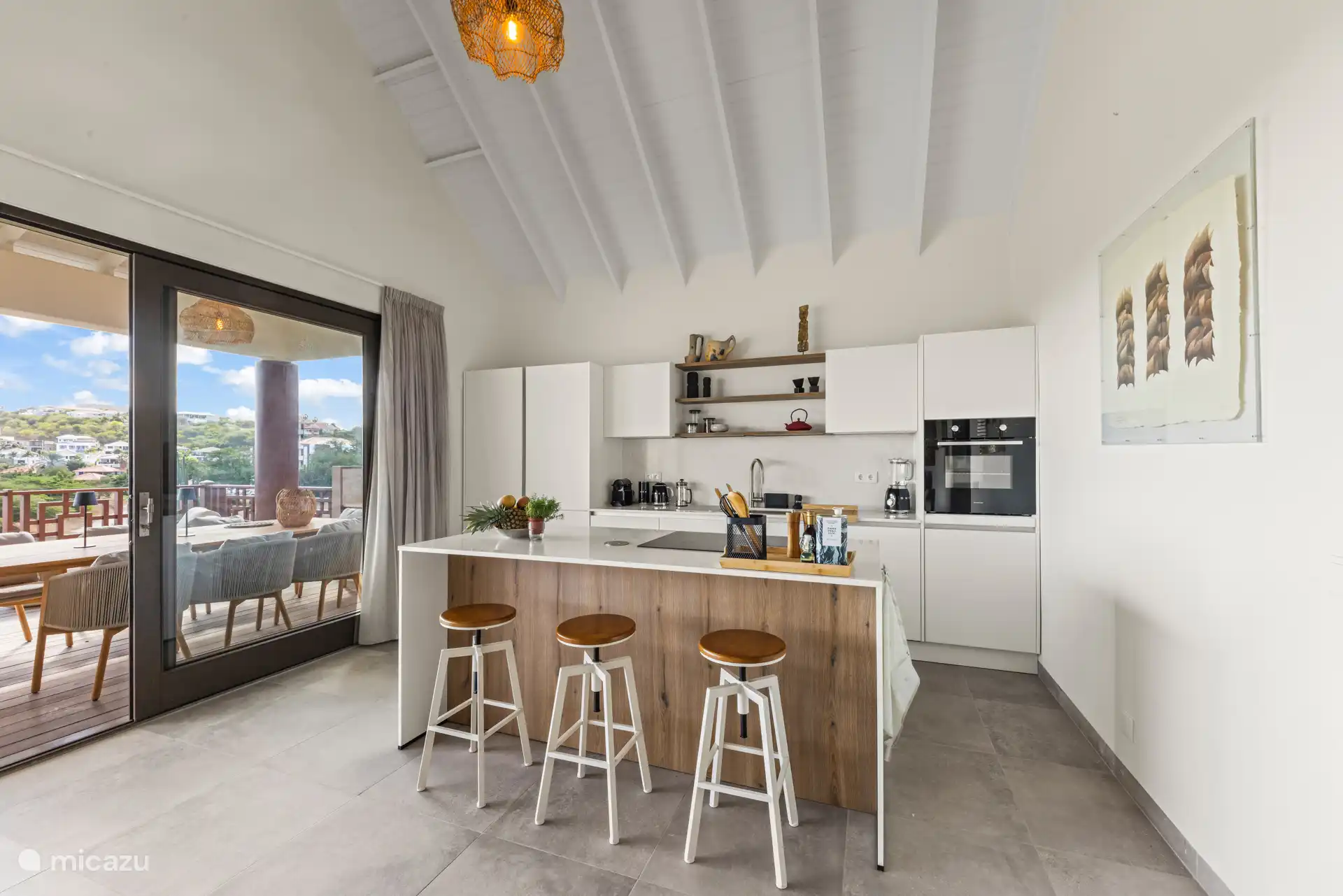 Modern kitchen fully equipped.