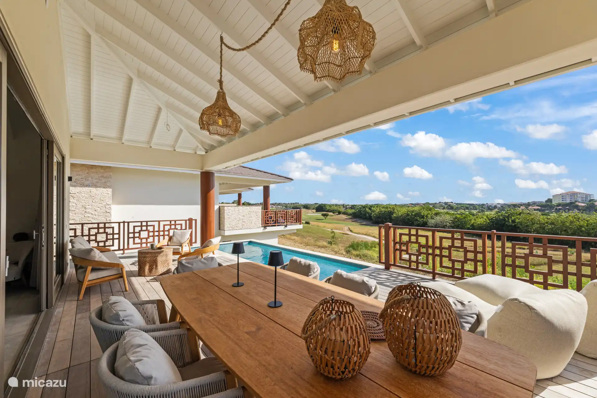 The spacious covered porch with views over the golf course is the real showpiece of the Villa.