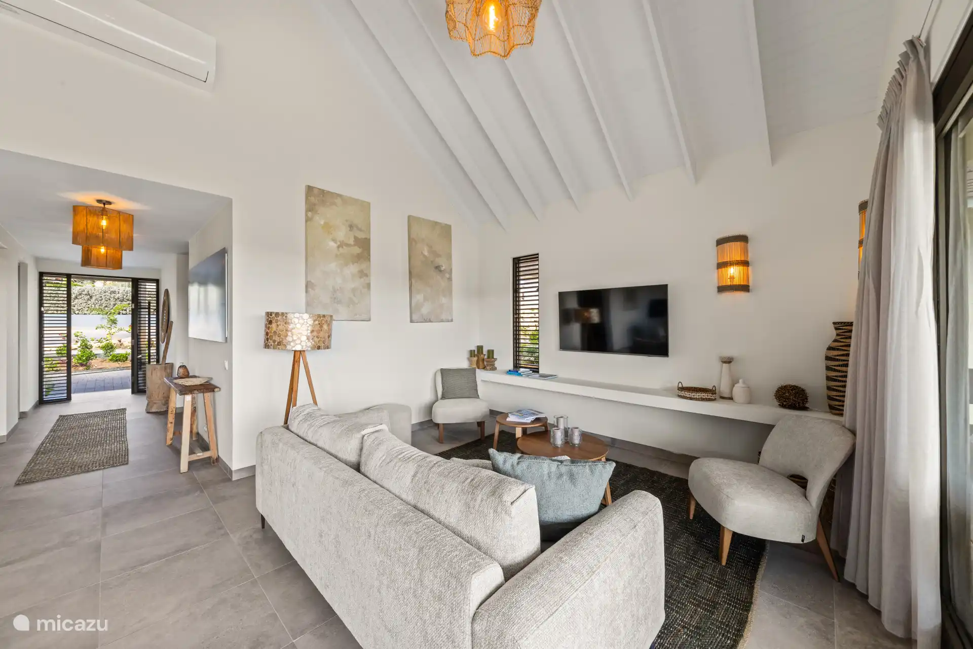 Carefully selected furniture and an impressive collection of paintings that give the interior a sophisticated identity.