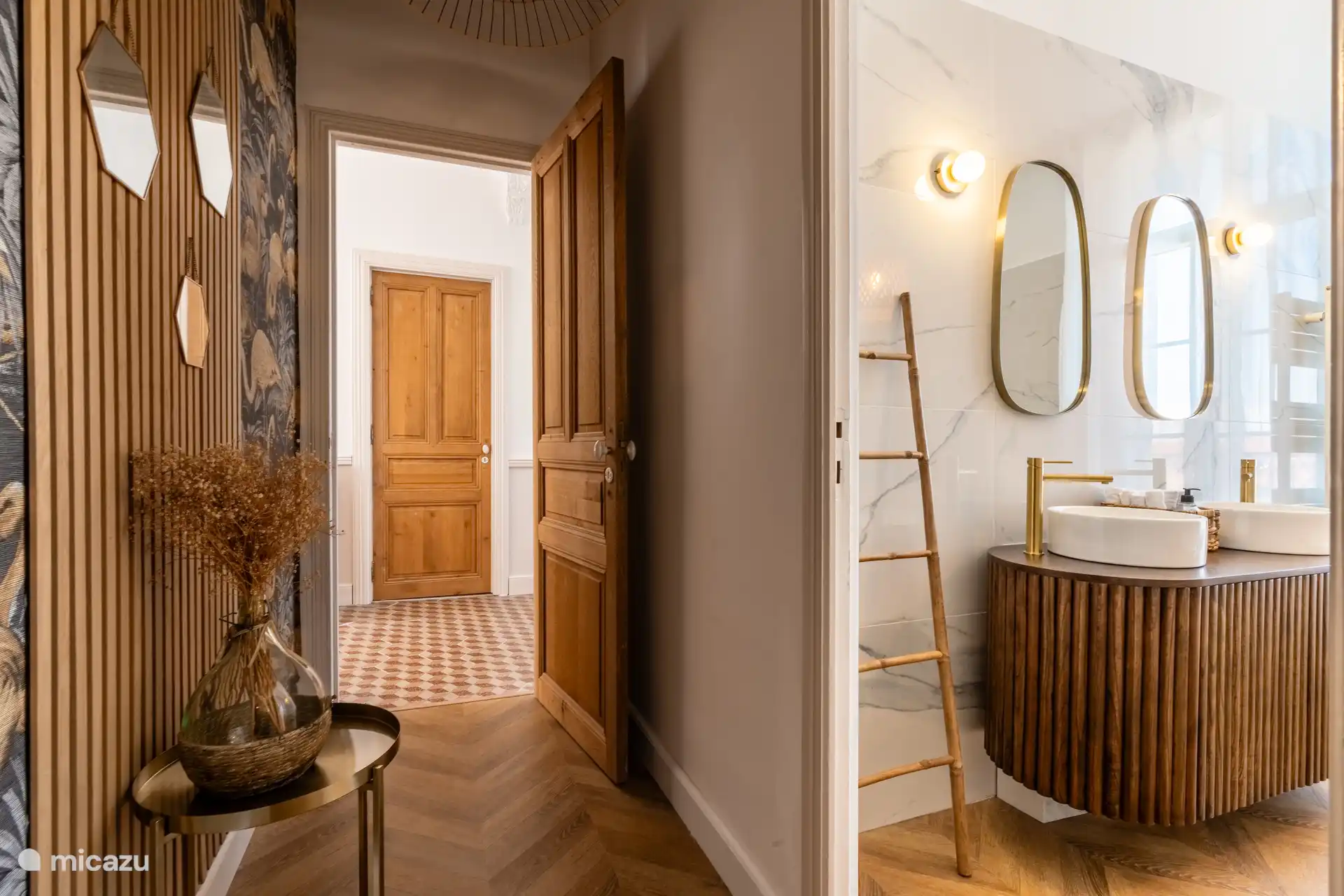 Badkamer met douche en bad