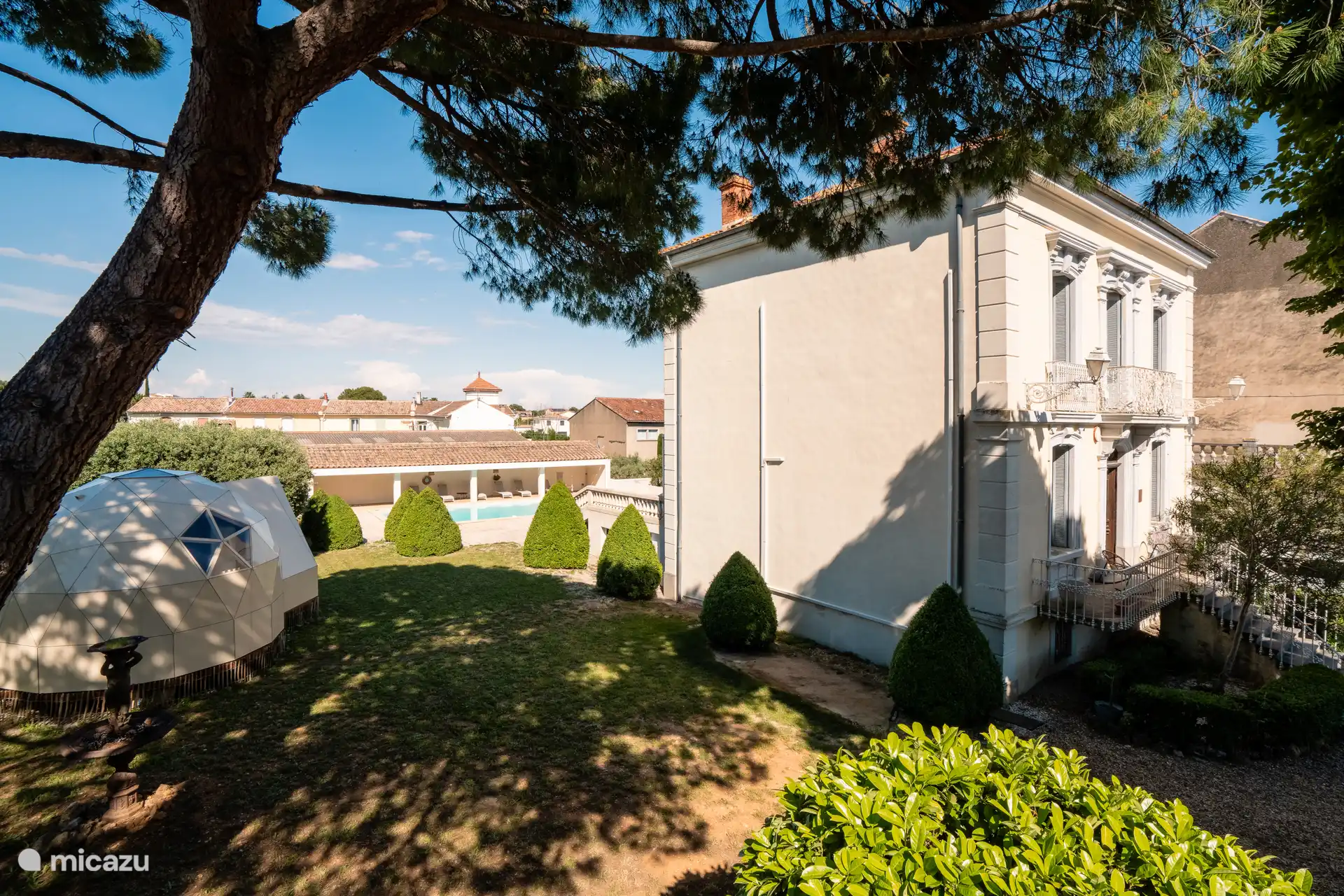 Tuin met zwembad en uitzicht op het huis
