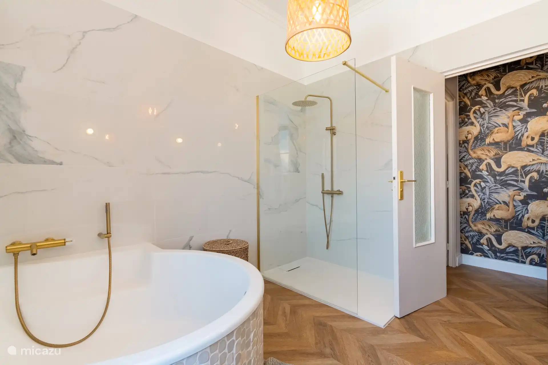 Badkamer met douche en bad