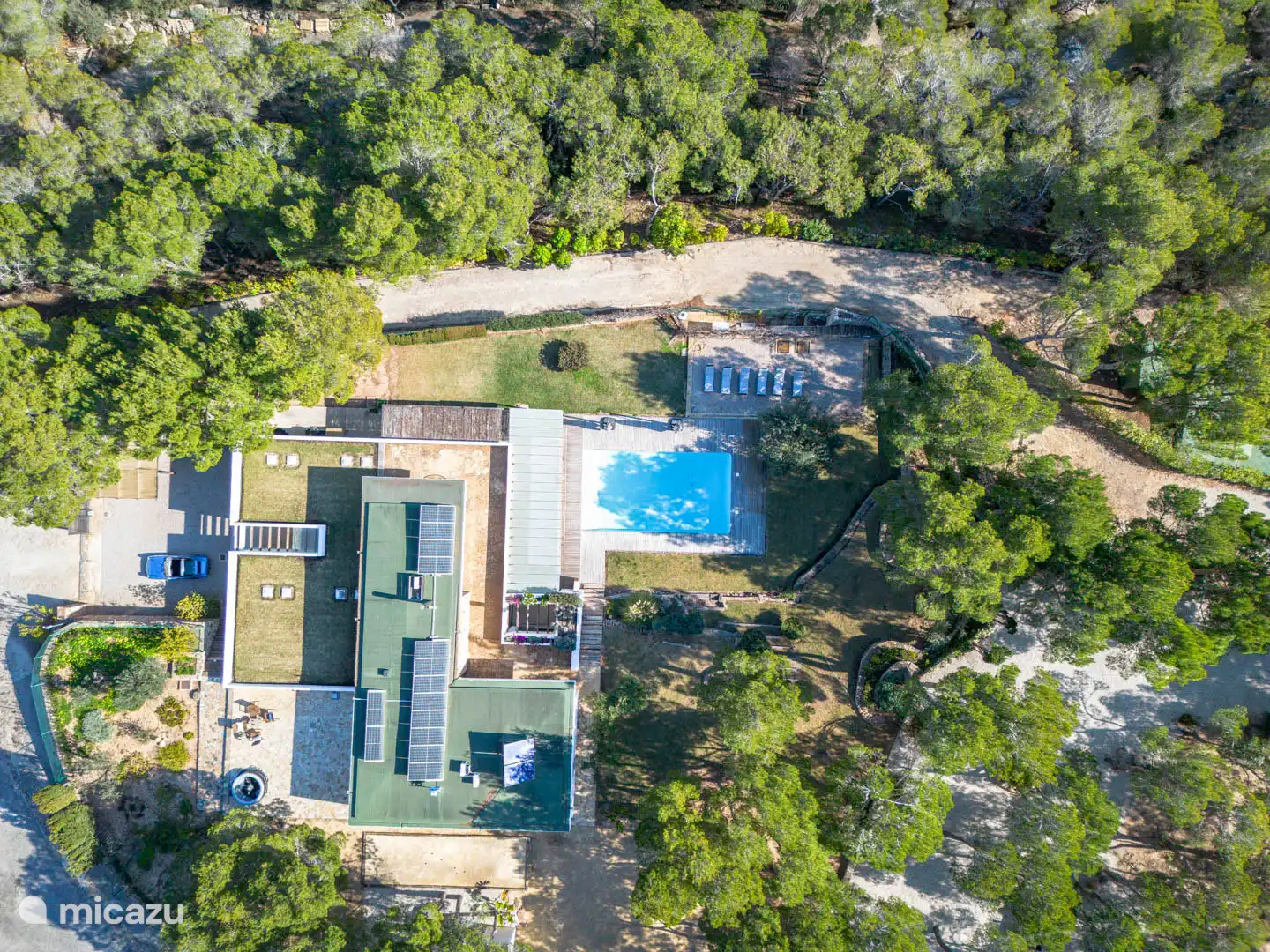 Agua Dulce is een prachtig pand in eigentijdse stijl. Bestaande uit vijf slaapkamers, een mooi zwembad en een licht terras, omringd door een prachtig bospark.