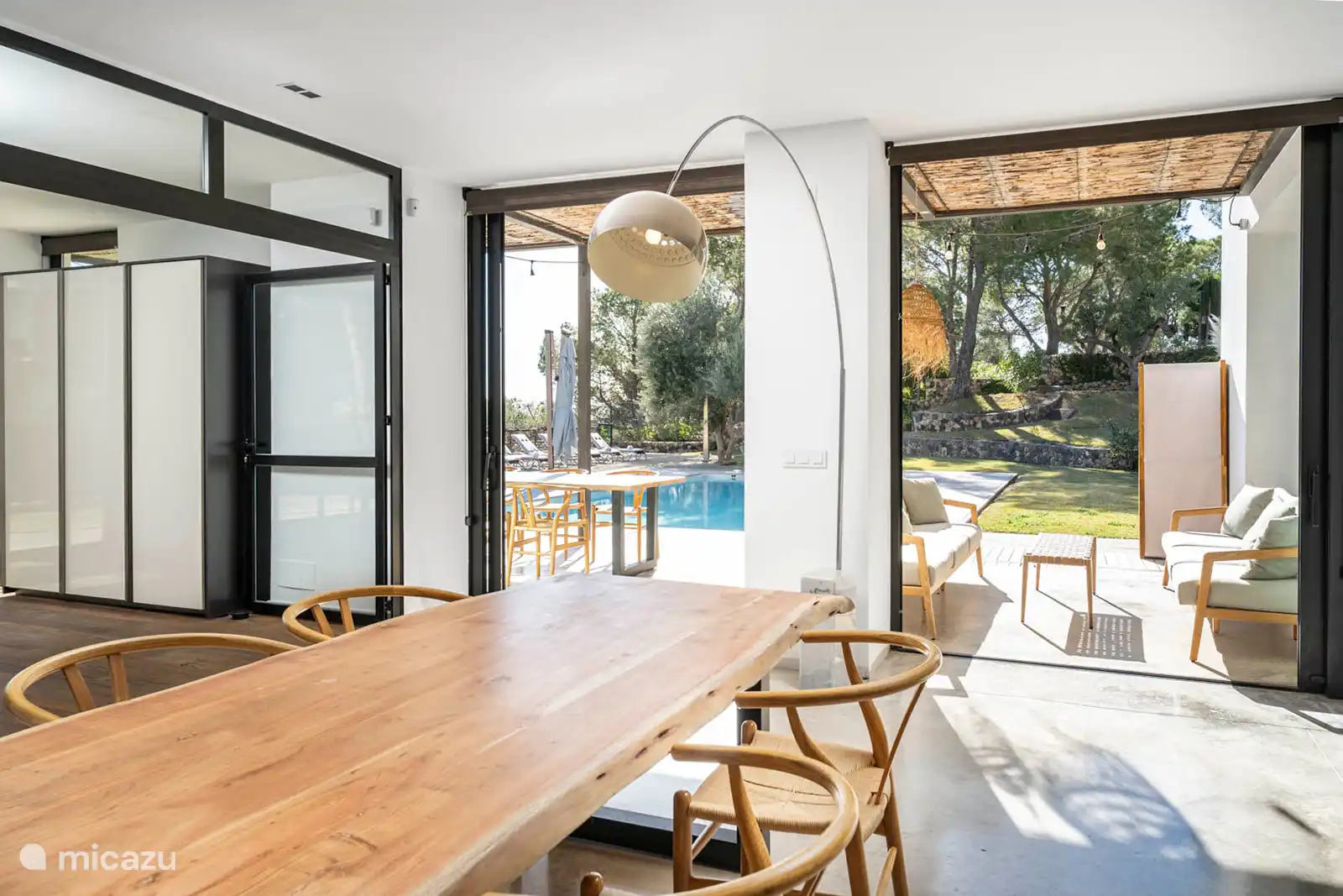 Woonkamer met banken, eetkamer, bodega, tv, airconditioning, toegang tot het terras.