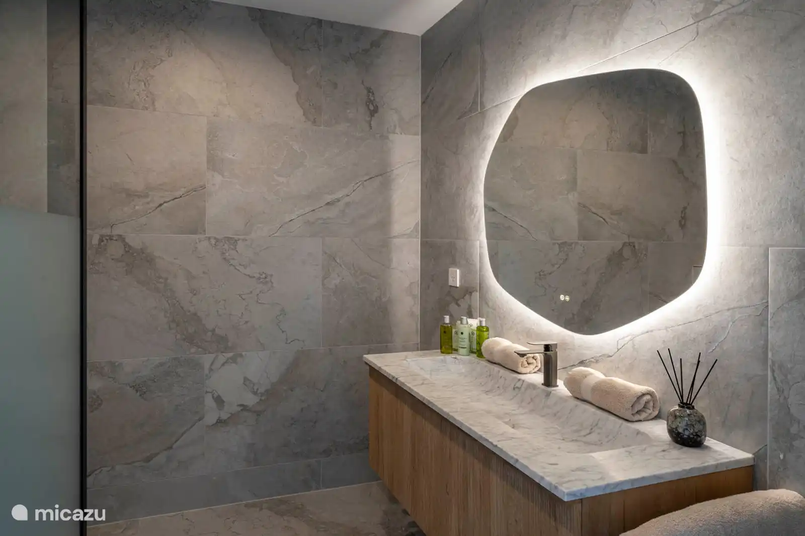 Slaapkamer 3 – Hoofdslaapkamer, eigen badkamer met douche, WC, toegang tot het terras met uitzicht op de bergen.