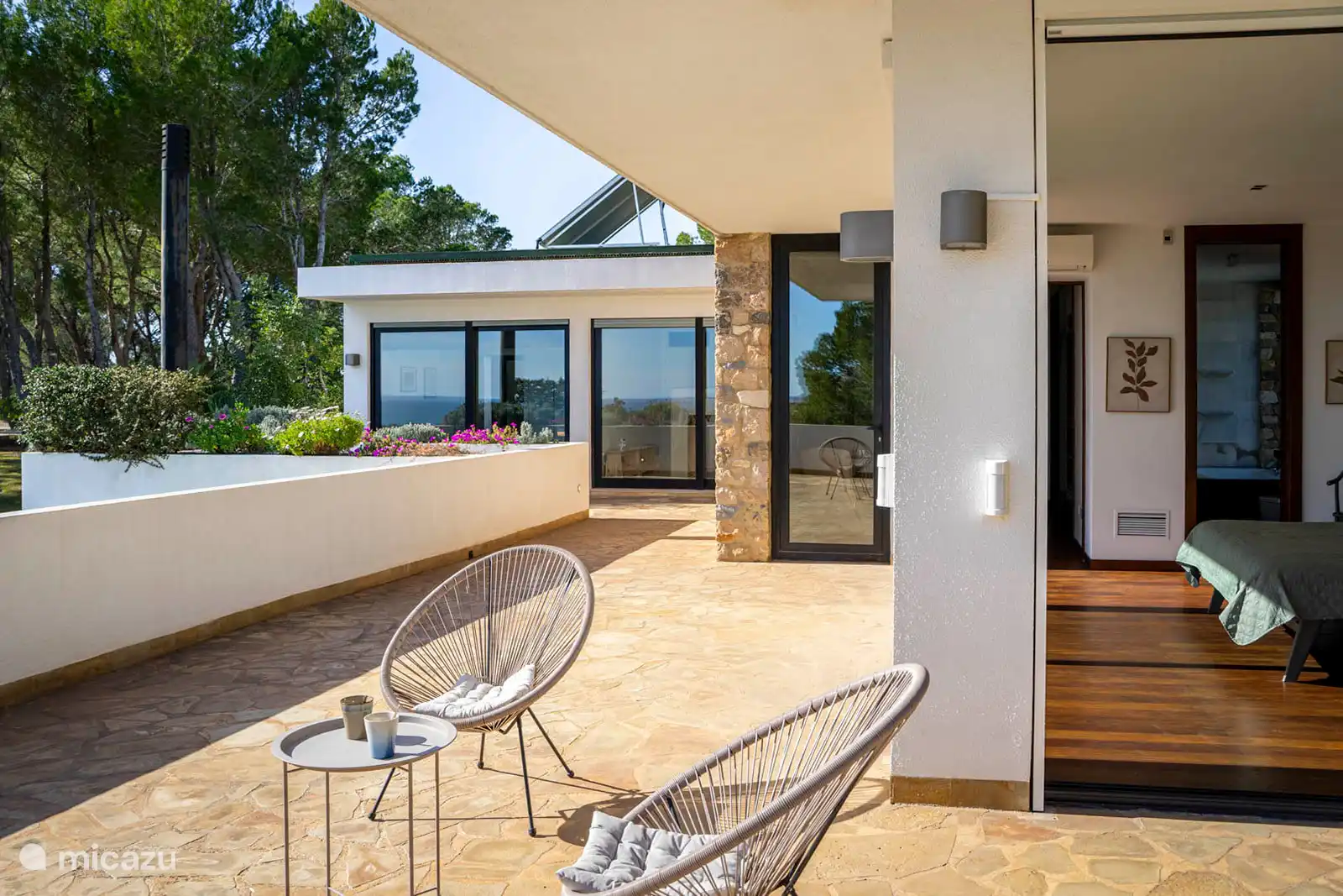 Slaapkamer 2 – Hoofdslaapkamer, eigen badkamer met bad, douche, WC, toegang tot het terras met uitzicht op het park.