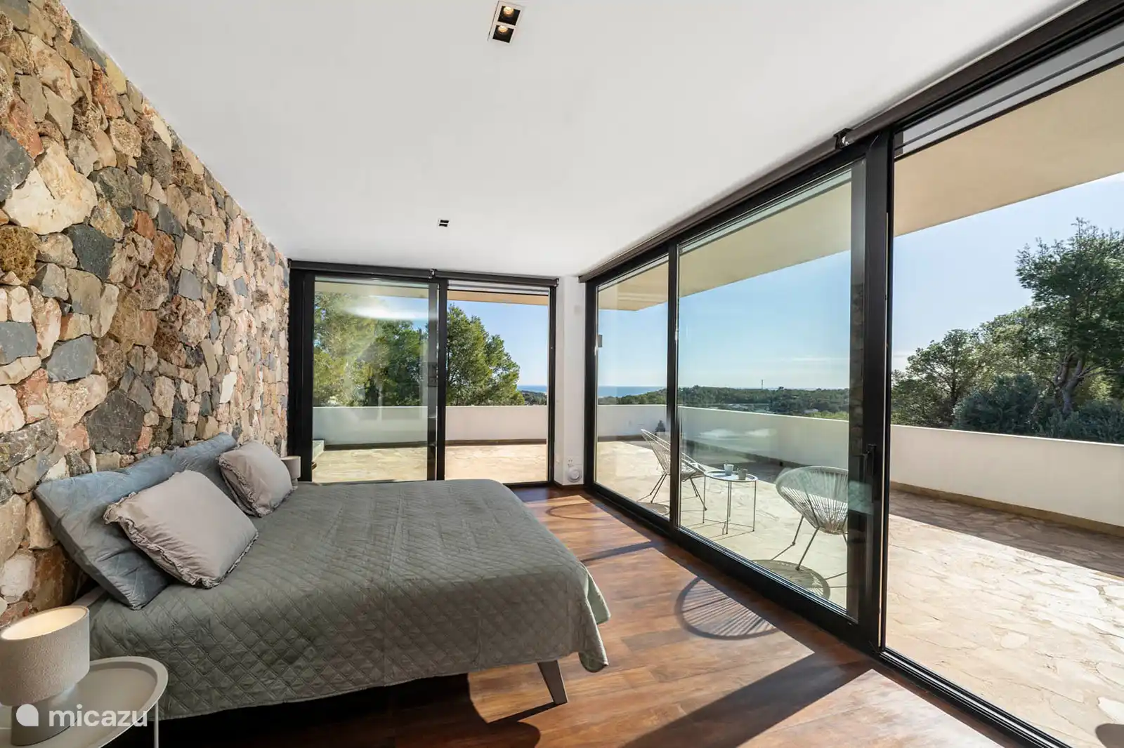 Slaapkamer 2 – Hoofdslaapkamer, eigen badkamer met bad, douche, WC, toegang tot het terras met uitzicht op het park.