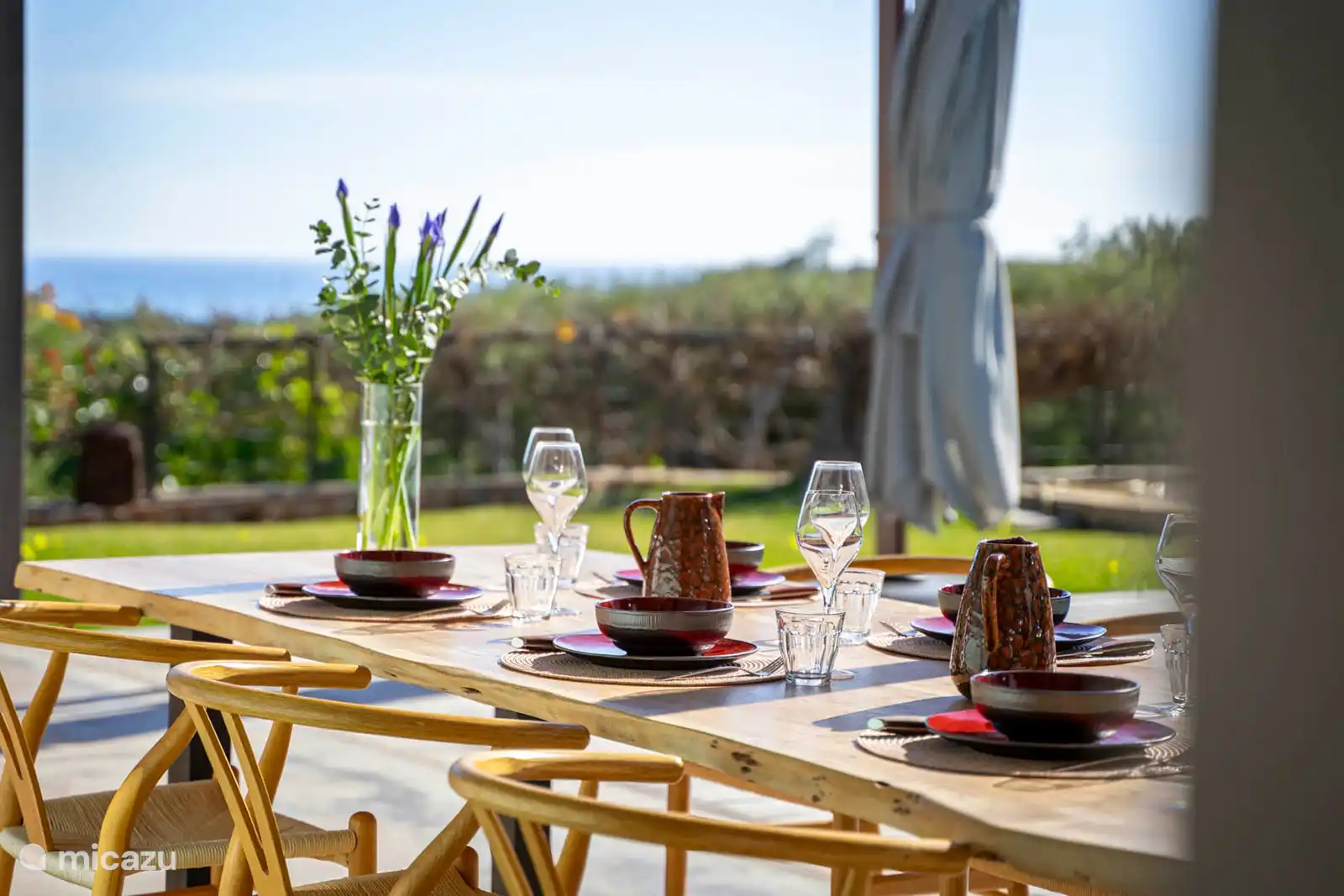 Buiteneetgedeelte bij het zwembad.