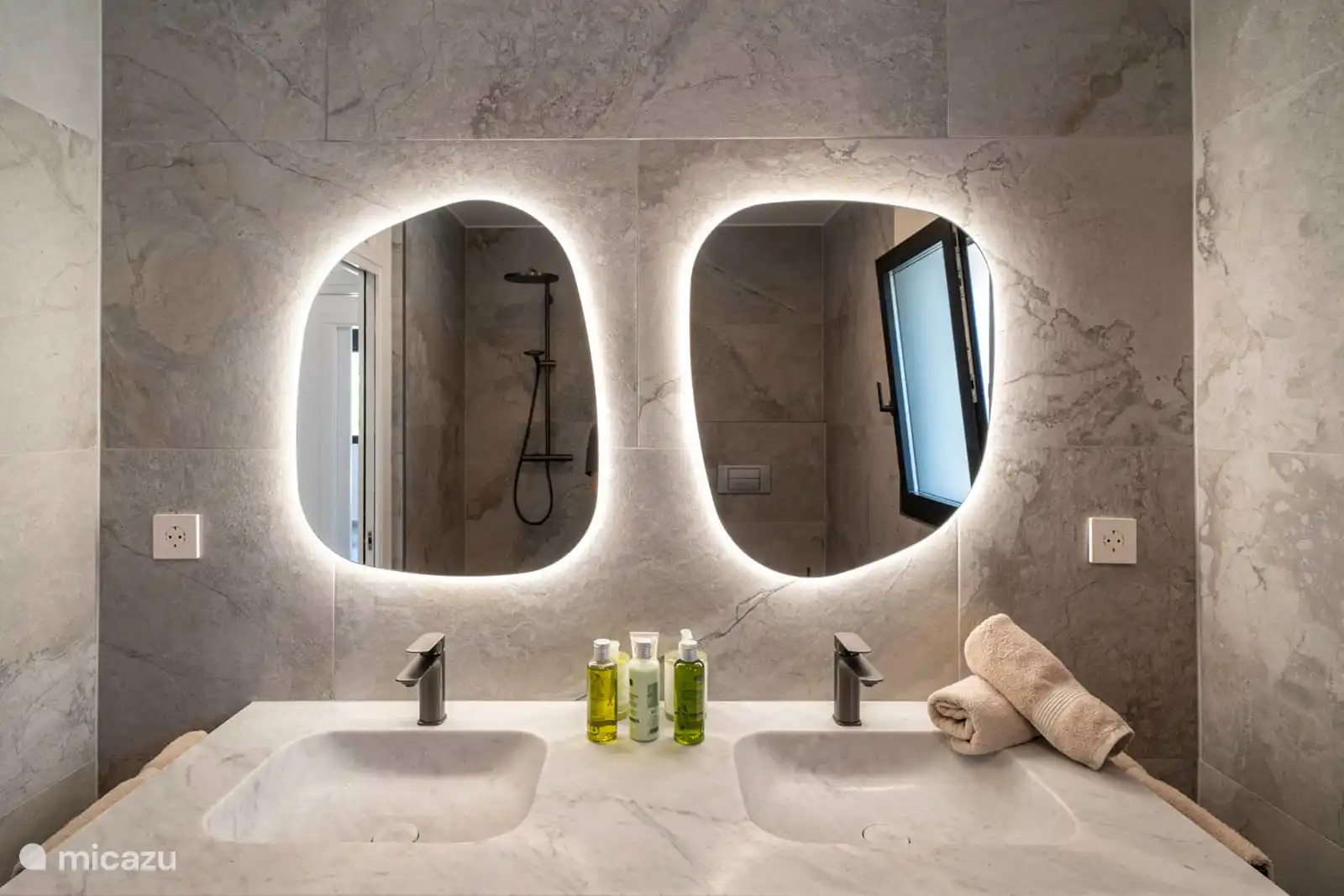 Eigen badkamer met gedeelde douche en tussen slaapkamer 4 en 5, WC.