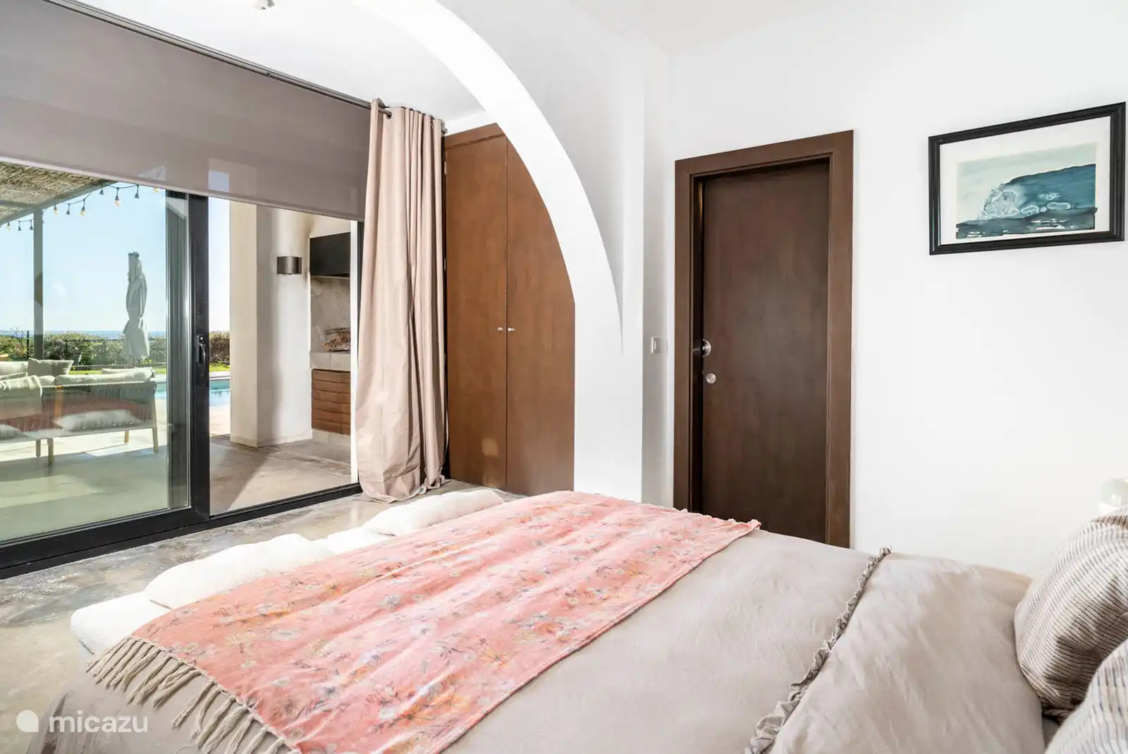 Slaapkamer 1
Tweepersoonsbed, eigen badkamer met douche, toilet, toegang tot het terras en het zwembad.