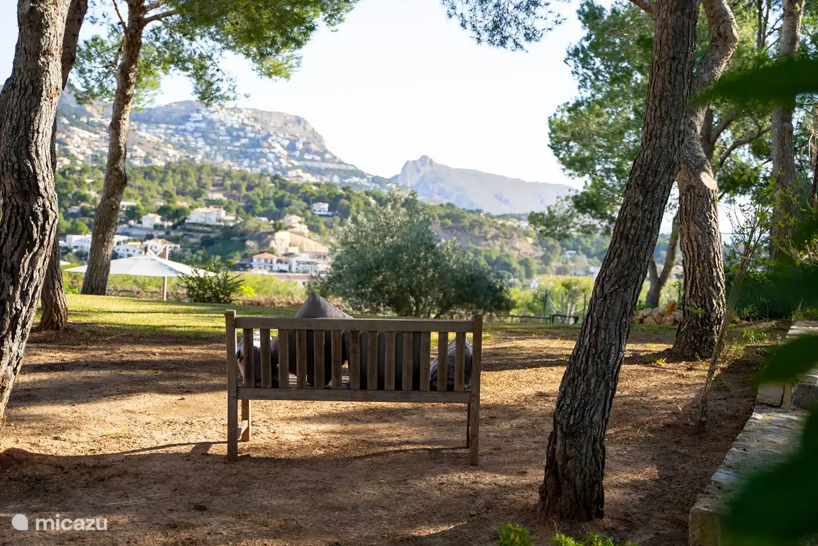 Een petanque-ruimte en een schommel maken deze feestelijke decoratie compleet, waar elk moment buiten rijmt op ontspanning, zon en de zoetheid van het leven.