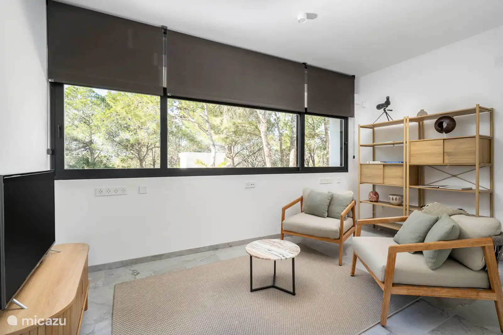 Woonkamer communiceert met slaapkamer 4 en 5.