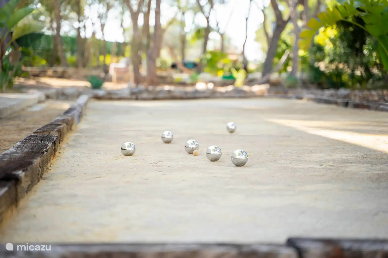 Een petanque-ruimte en een schommel maken deze feestelijke decoratie compleet, waar elk moment buiten rijmt op ontspanning, zon en de zoetheid van het leven.