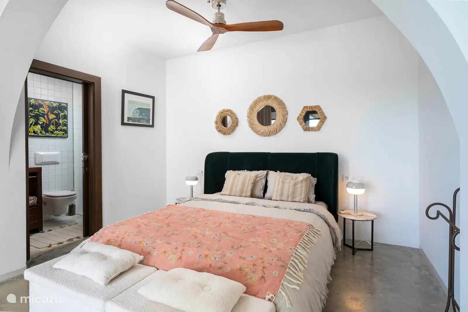 Slaapkamer 1
Tweepersoonsbed, eigen badkamer met douche, toilet, toegang tot het terras en het zwembad.