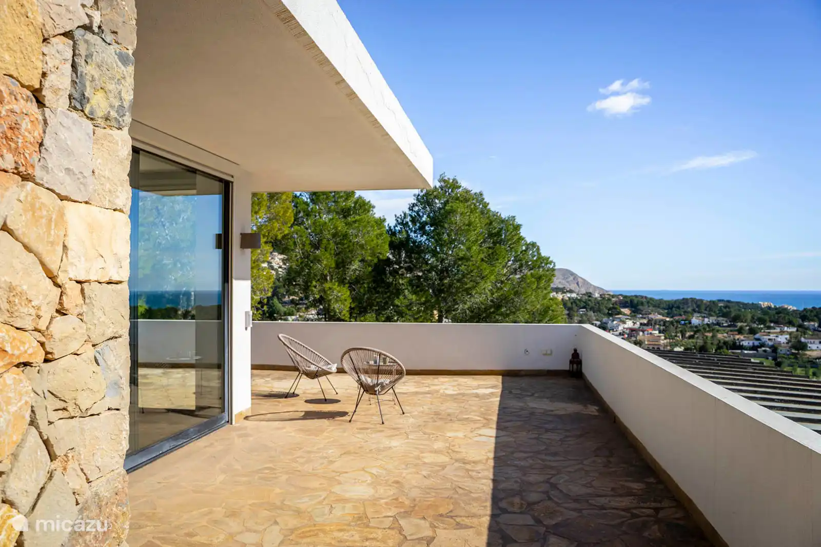 Slaapkamer 2 – Hoofdslaapkamer, eigen badkamer met bad, douche, WC, toegang tot het terras met uitzicht op het park.