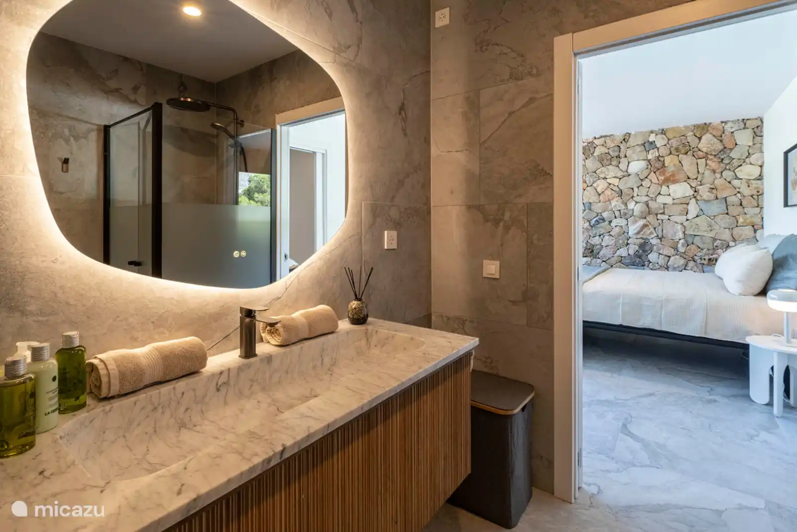 Slaapkamer 3 – Hoofdslaapkamer, eigen badkamer met douche, WC, toegang tot het terras met uitzicht op de bergen.