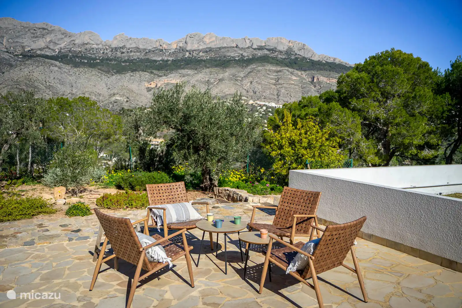 Slaapkamer 3 – Hoofdslaapkamer, eigen badkamer met douche, WC, toegang tot het terras met uitzicht op de bergen.