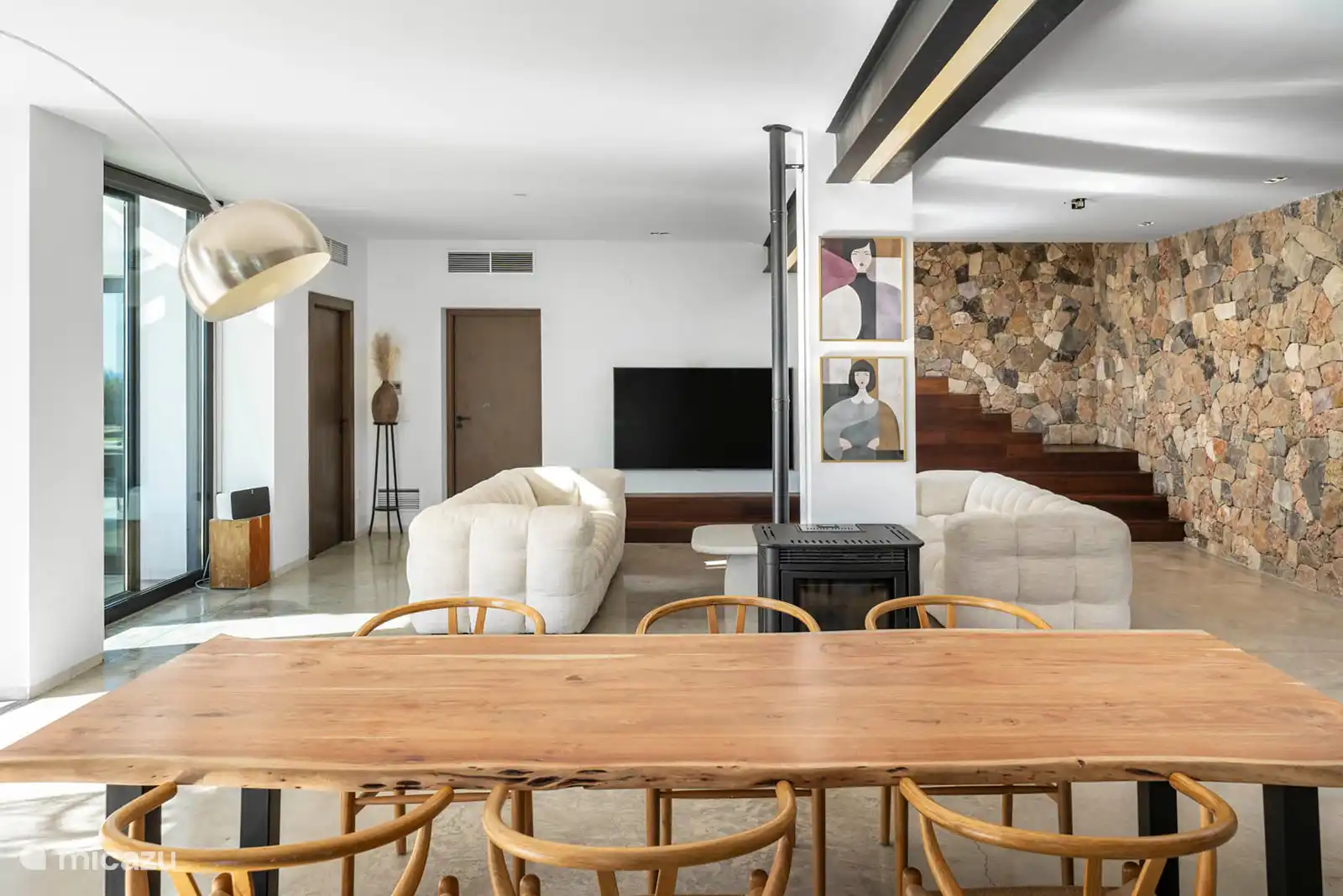 Woonkamer met banken, eetkamer, bodega, tv, airconditioning, toegang tot het terras.