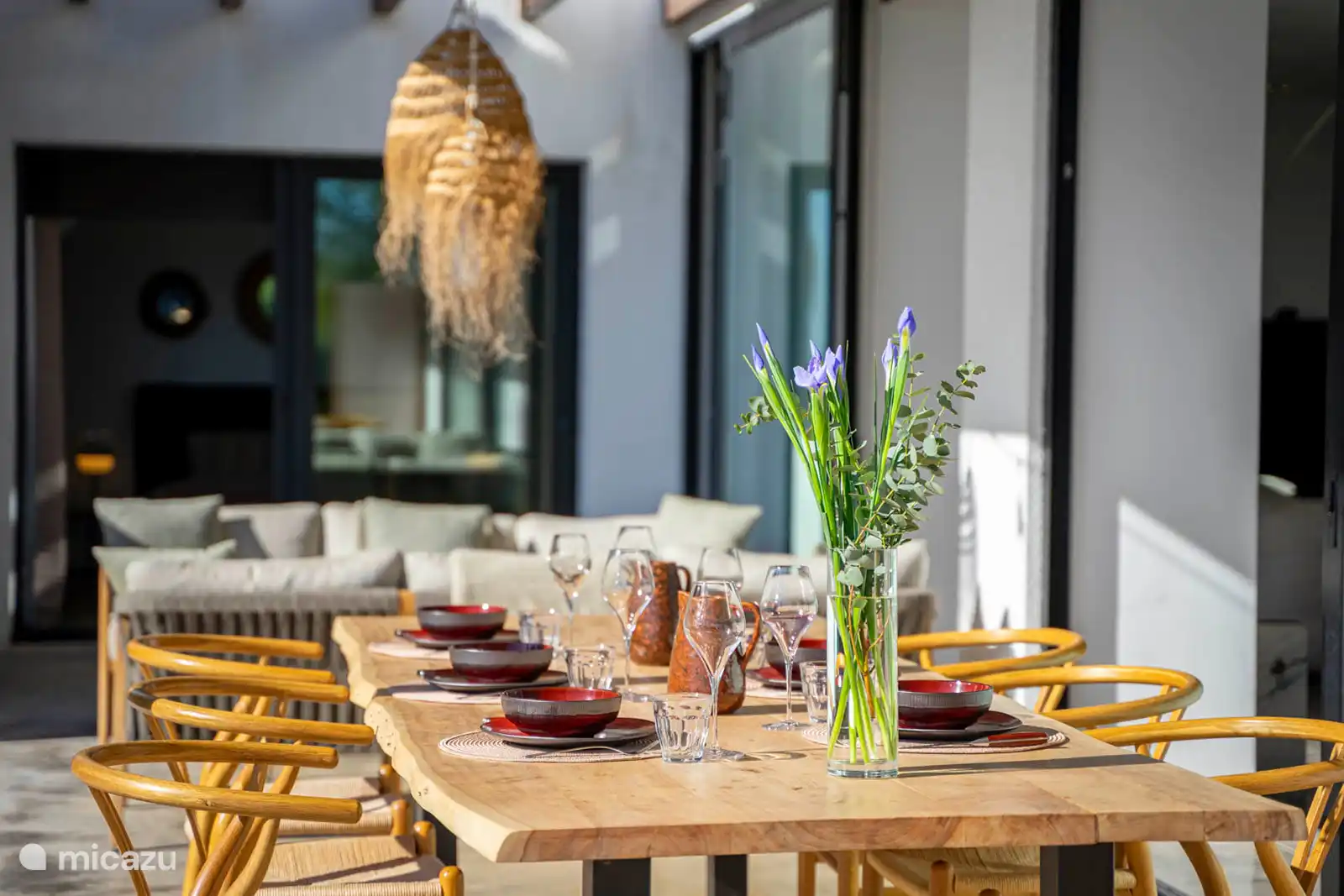 Buiteneetgedeelte bij het zwembad.