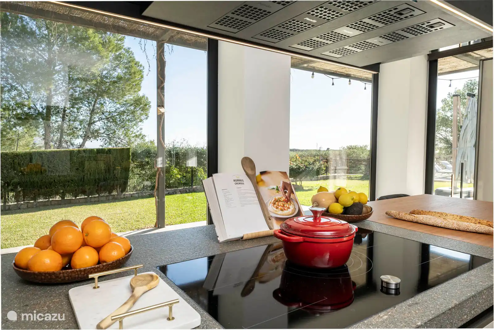 Uitgerust en voorzien van airconditioning. koelkast/vriezer, oven, Nespresso-koffiemachine, vaatwasser, broodrooster.