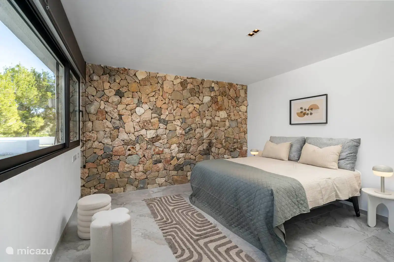 Slaapkamer 3 – Hoofdslaapkamer, eigen badkamer met douche, WC, toegang tot het terras met uitzicht op de bergen.