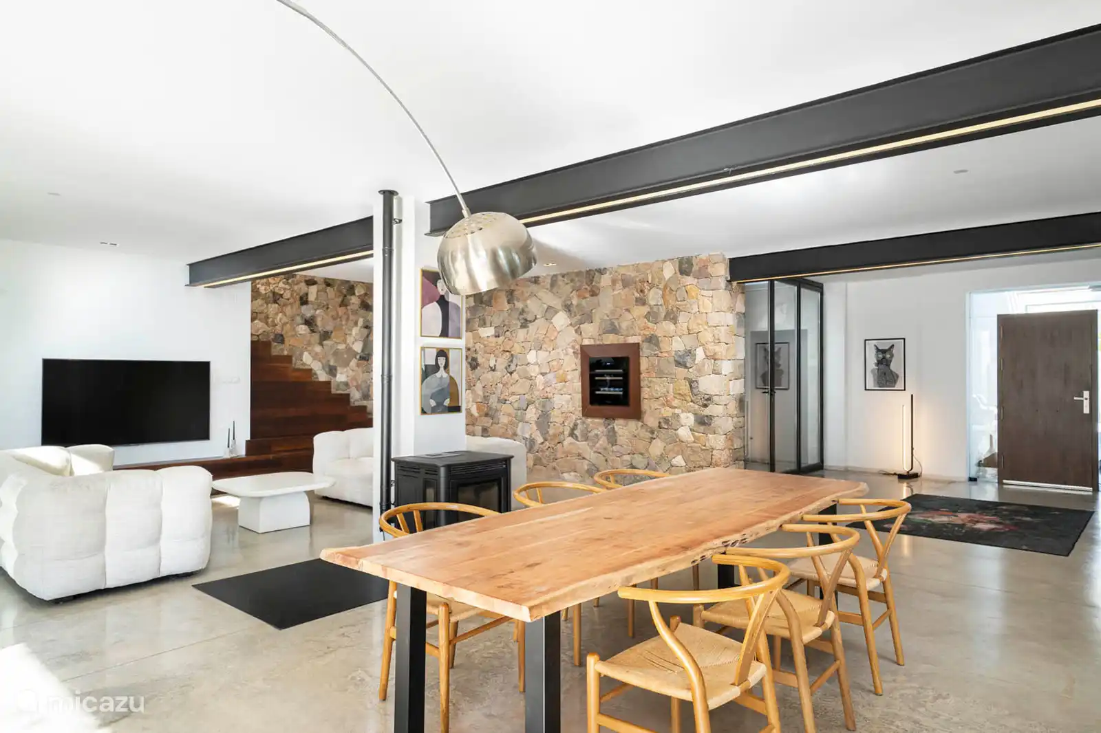 Woonkamer met banken, eetkamer, bodega, tv, airconditioning, toegang tot het terras.