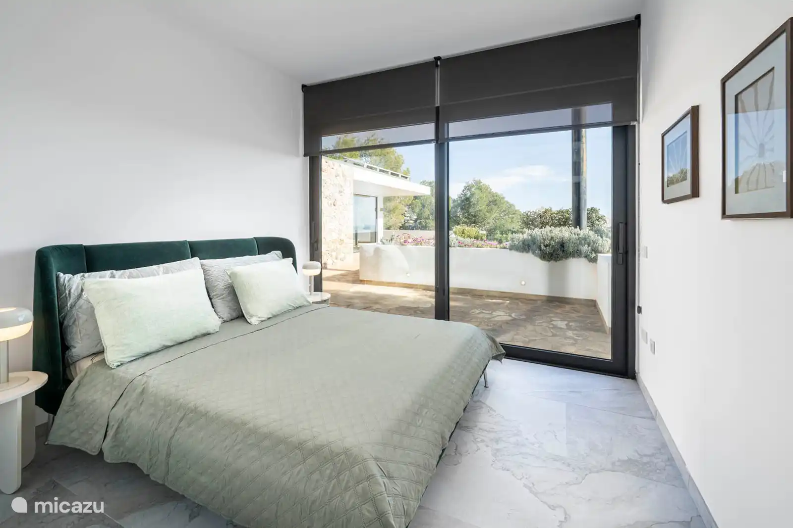 Slaapkamer 4
Tweepersoonsbed, eigen badkamer met gedeelde douche en slaapkamer 5, WC, toegang tot terras en tuin.