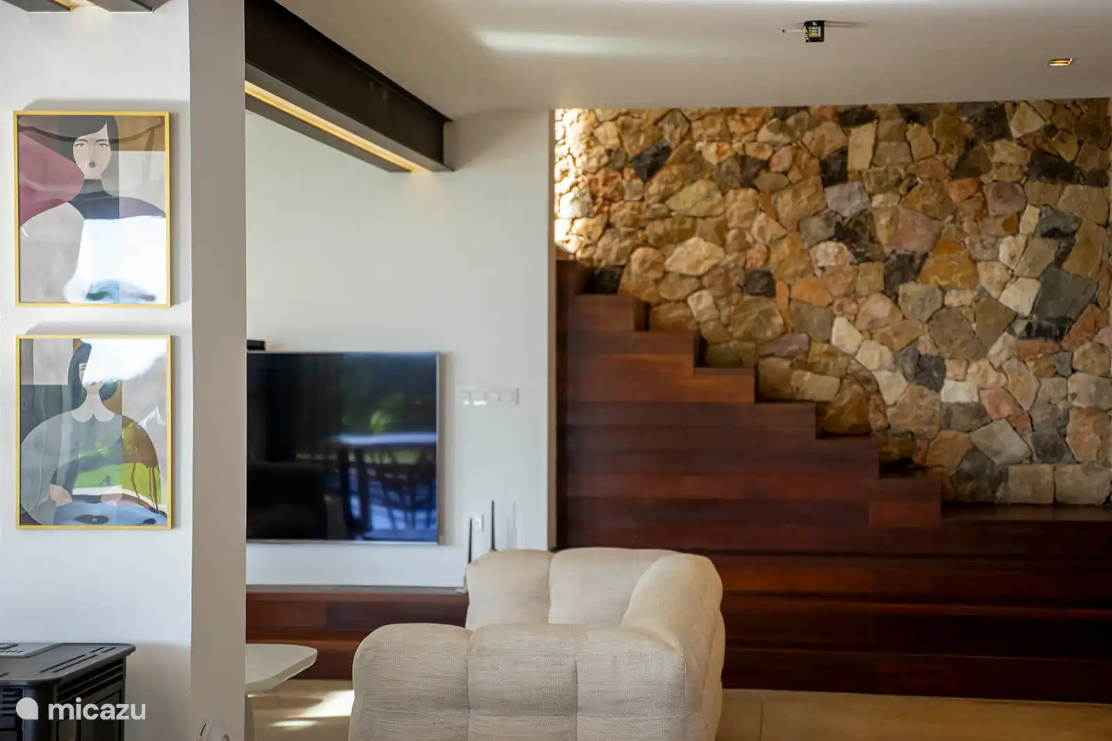 Woonkamer met banken, tv, airconditioning, toegang tot het terras.