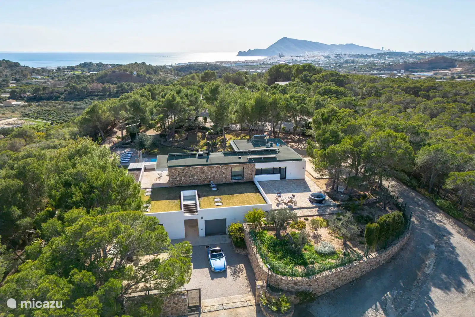 Agua Dulce is een prachtig pand in eigentijdse stijl. Bestaande uit vijf slaapkamers, een mooi zwembad en een licht terras, omringd door een prachtig bospark.