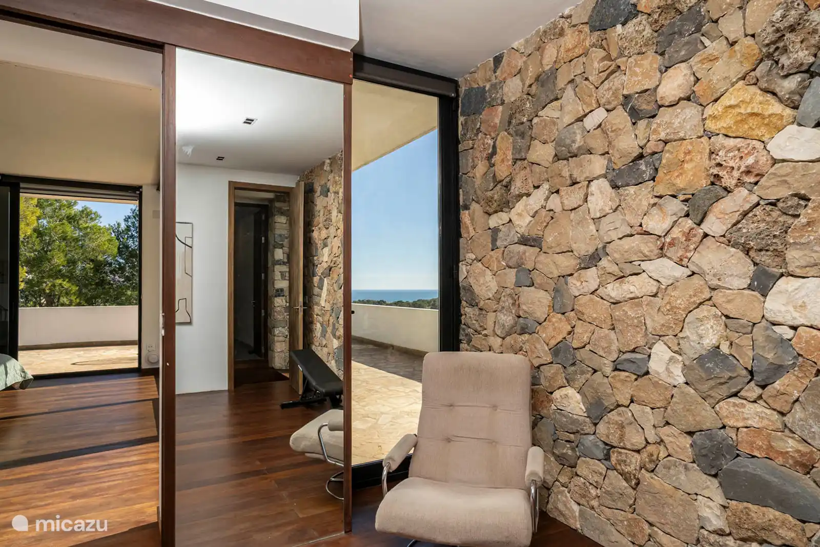 Slaapkamer 2 – Hoofdslaapkamer, eigen badkamer met bad, douche, WC, toegang tot het terras met uitzicht op het park.