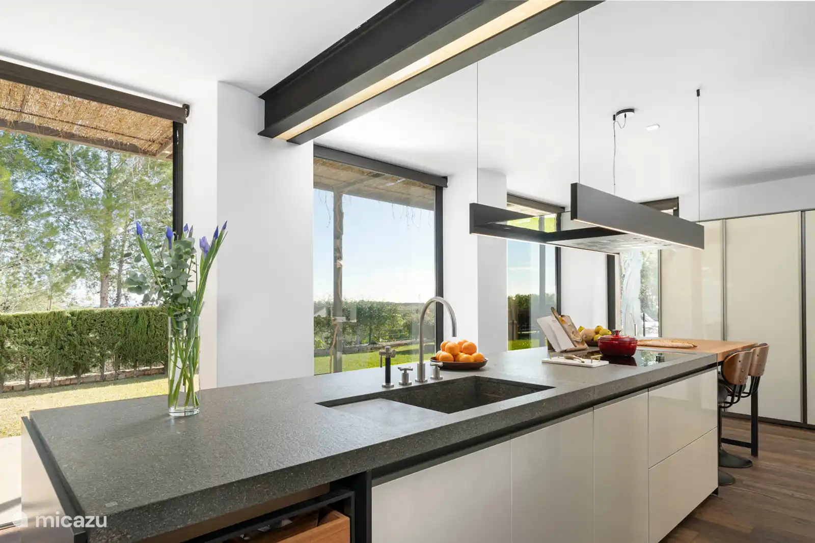 Uitgerust en voorzien van airconditioning. koelkast/vriezer, oven, Nespresso-koffiemachine, vaatwasser, broodrooster.