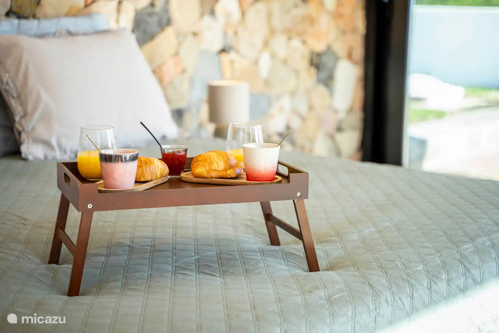 Slaapkamer 2 – Hoofdslaapkamer, eigen badkamer met bad, douche, WC, toegang tot het terras met uitzicht op het park.