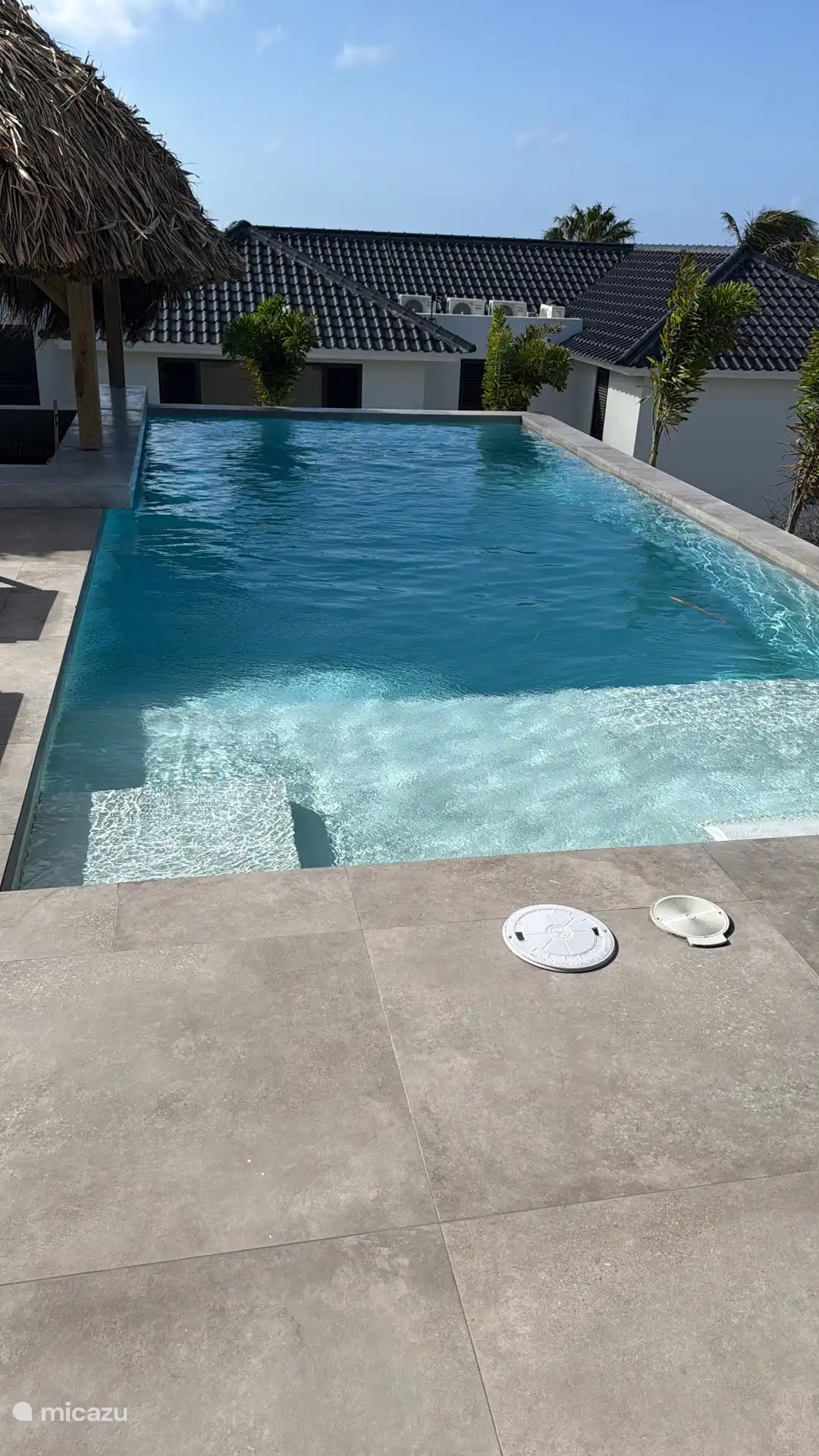 Piscina con bar en la piscina