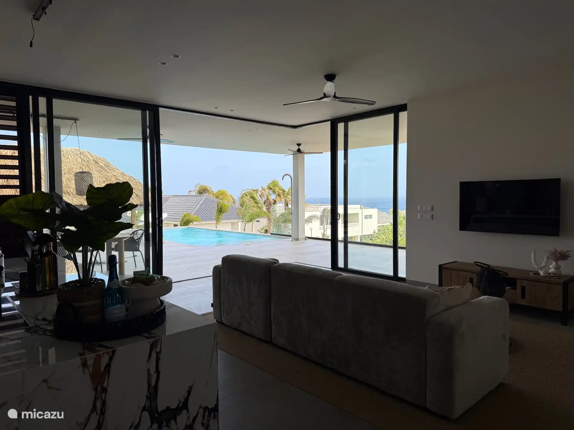 Vista desde el interior hacia la terraza